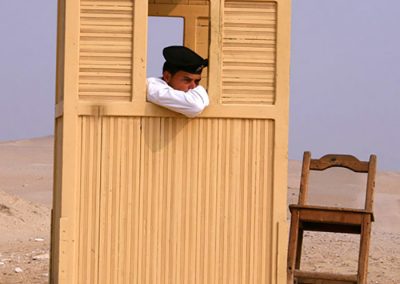 Guarda egipcio aburrido en su caseta de vigilancia. Pirámides egipto