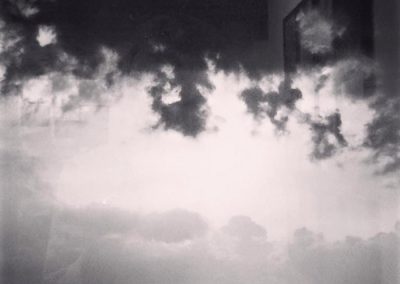 Nubes negras arriba, nubes blancas abajo