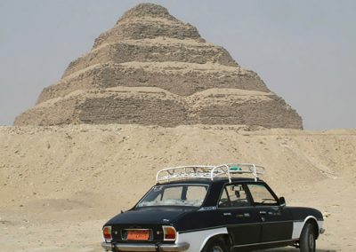 Egipto - Taxi delante de una pirámide esperando a un faraón