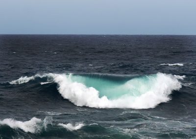 Mar tranquilo salvo la aparición de una ola