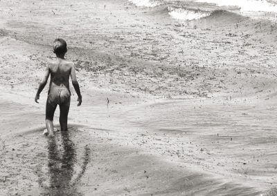 Niño de espaldas en una playa de Túnez