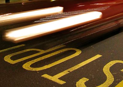 Coche que pasa con velocidad sobre un STOP en Londres